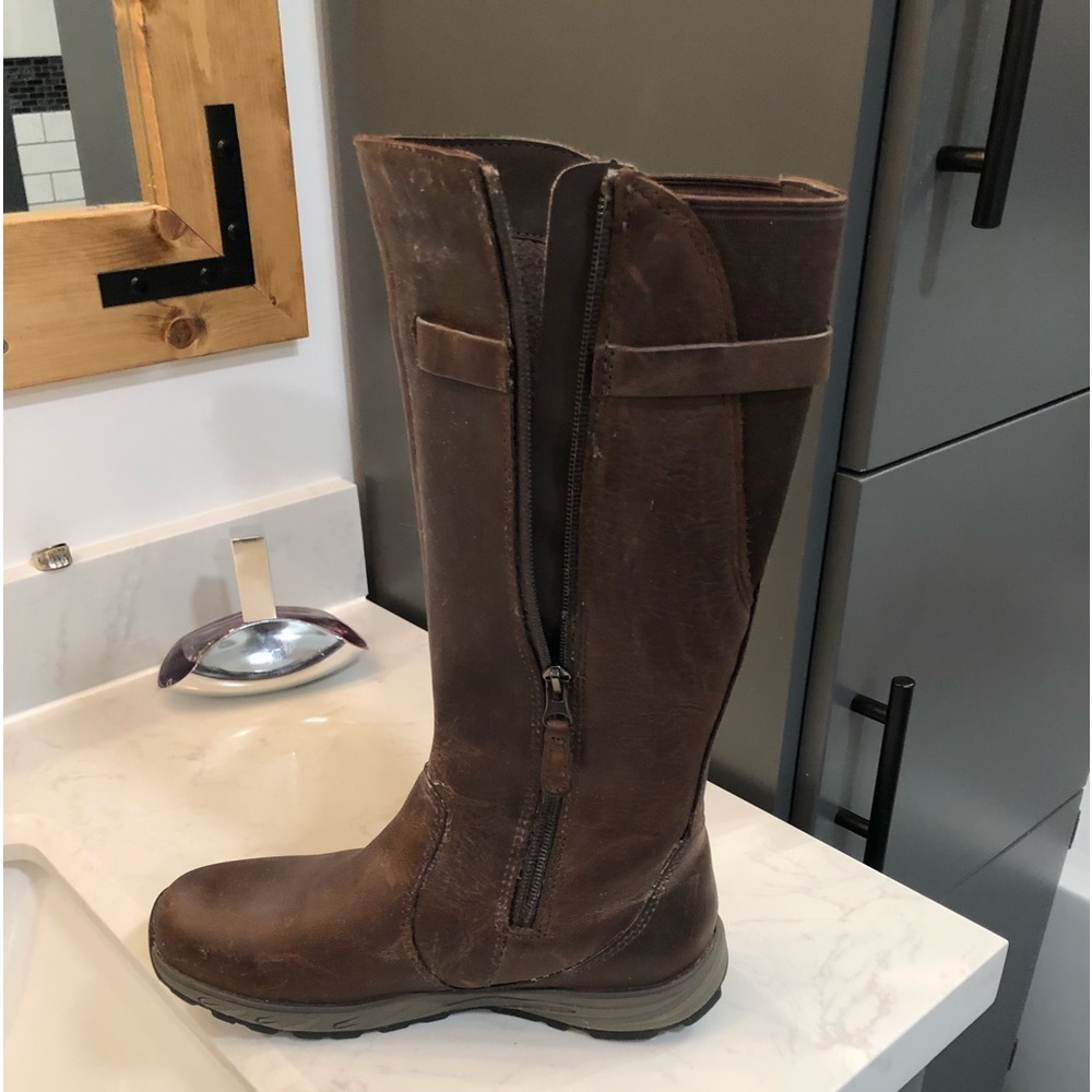 Never worn Eddie Bauer Lodge 6.5 winter boots excellent condition